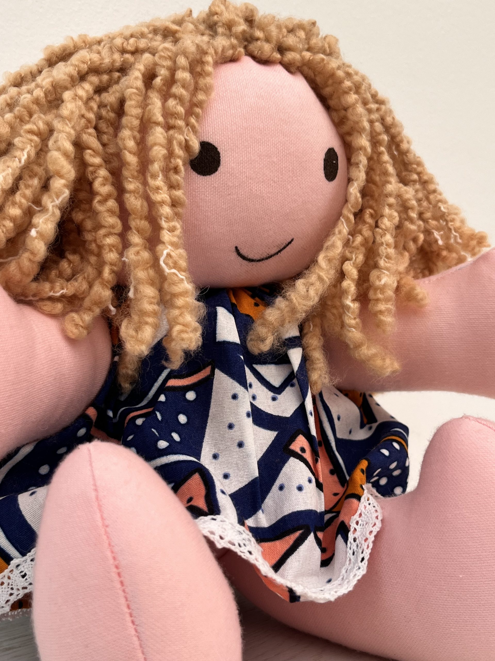 Poupée en Tissu Kymia | Doudou Artisanal Fait Main – Image 3