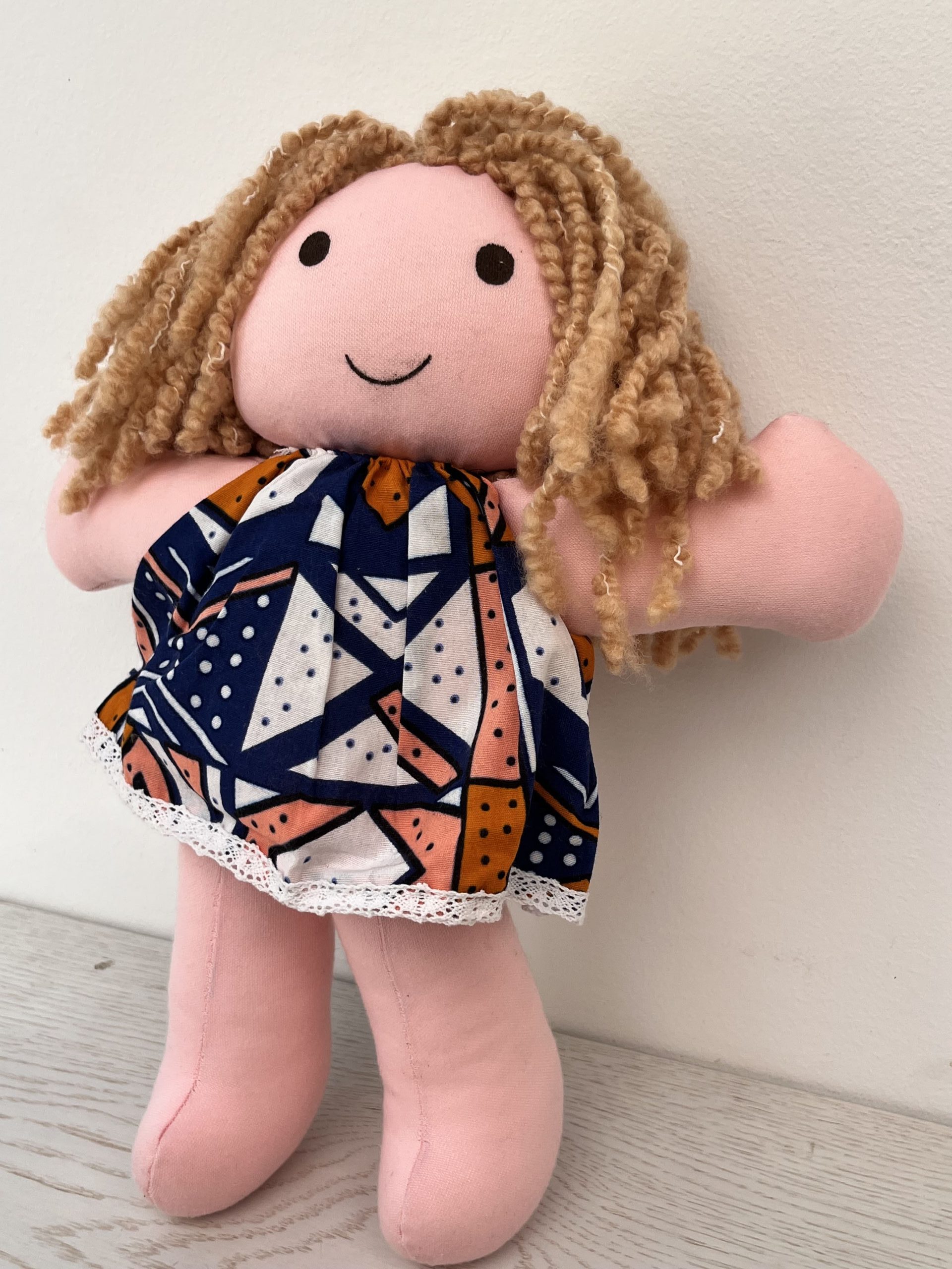 Poupée en Tissu Kymia | Doudou Artisanal Fait Main – Image 2